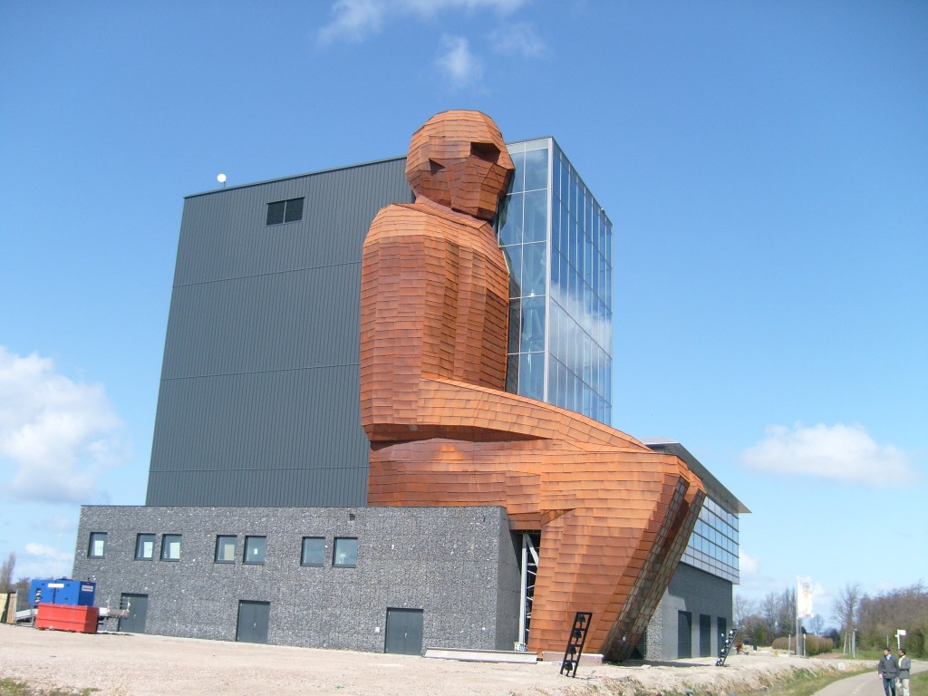 Phía bên ngoài, bảo tàng Corpus được tạo hình như một người đang ngồi
