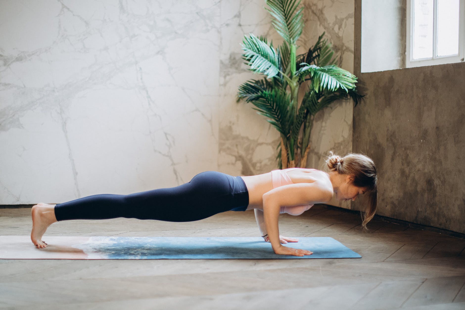 Thay vì cứ dùng điện thoại, bạn hãy tập yoga để việc sử dụng thời gian trở nên có ích hơn