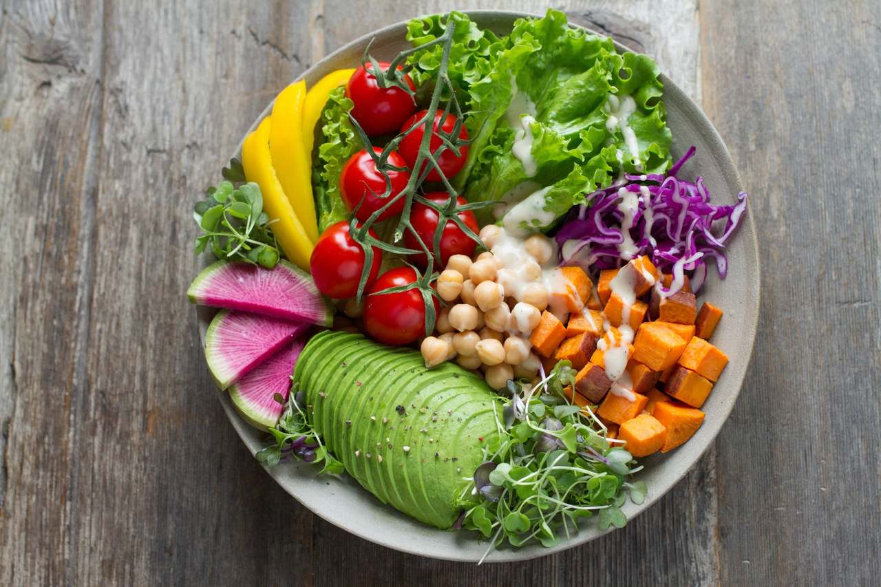 Bữa ăn cần có nhiều rau củ để tăng chế độ dinh dưỡng