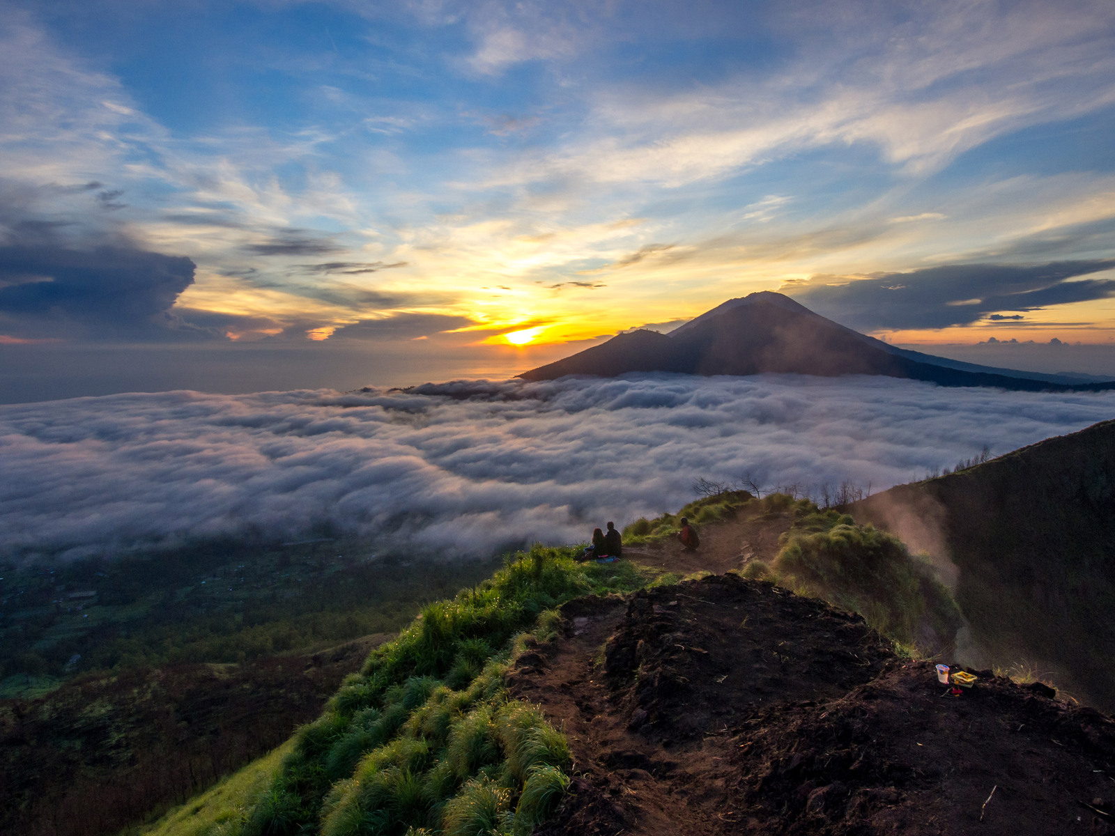Thận chí còn có thể thấy được mây, đỉnh núi Batur là địa điểm thu hút rất nhiều du khách