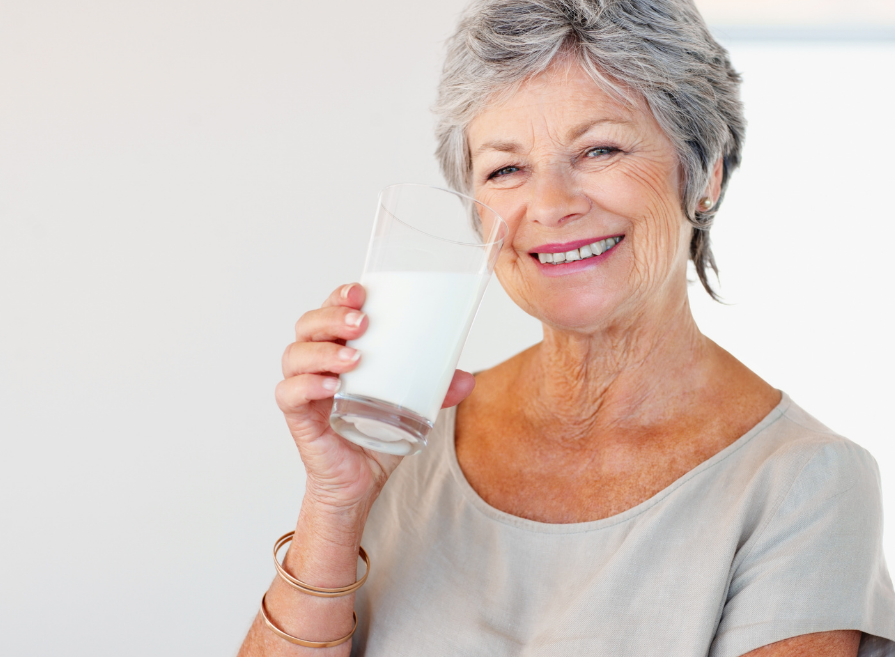 Sữa cung cấp nhiều dưỡng chất thiết yếu cho sức khỏe người cao tuổi