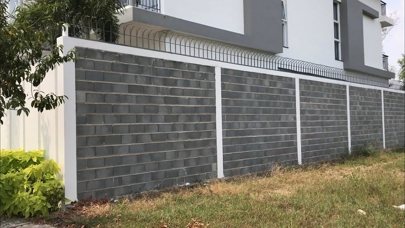 Tường rào xây gần nhà tạo cảm giác áp bức 